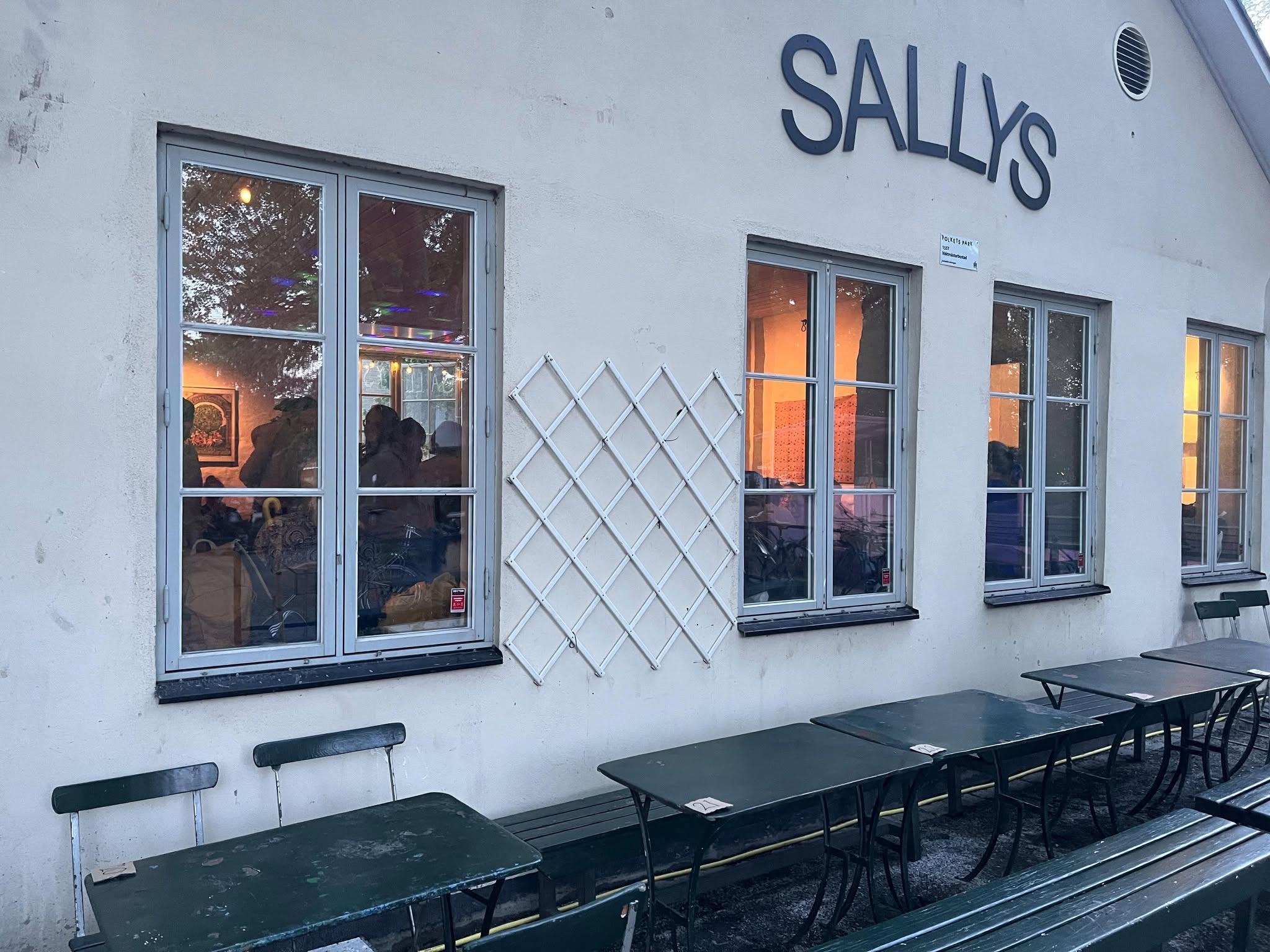 LIVE MUSIC - SWING Tuesday Nights at Sallys 03/11 — TUE 3 NOV