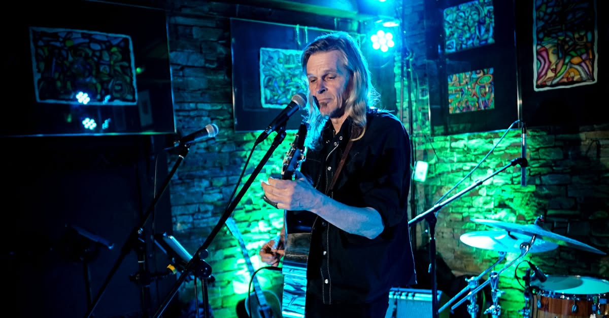 Robert Lighthouse @Hank Dietle's Tavern — FRI 9 OCT