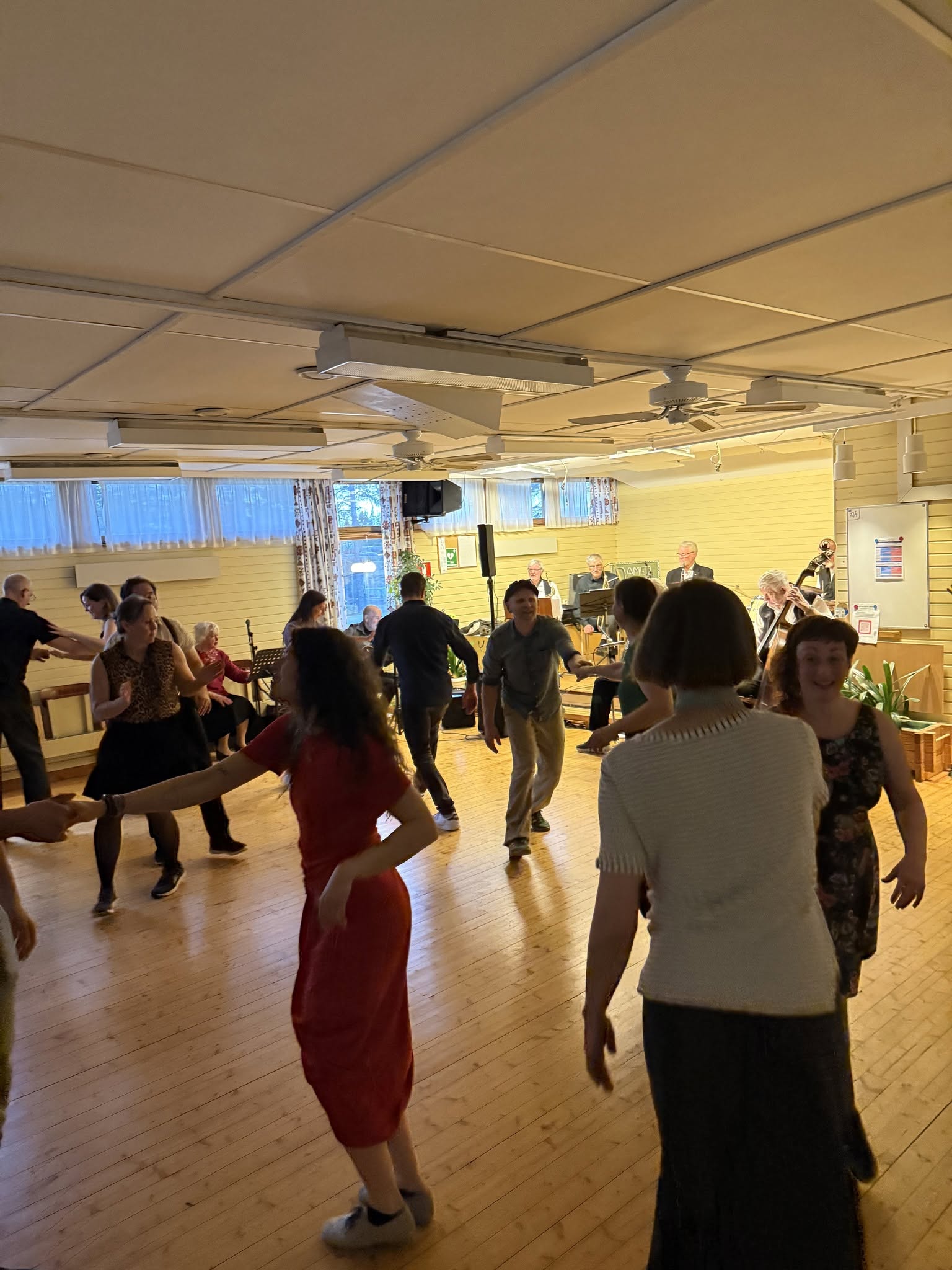Socialdans på Tiljan 🤩 — MON 12 OCT